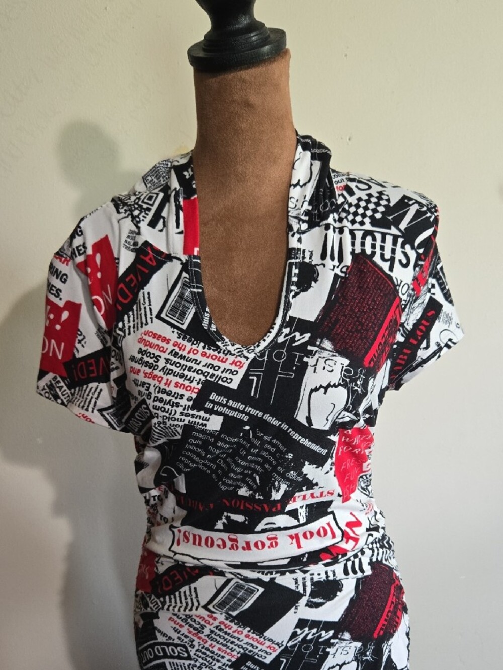 DR45 Almost Famous Newspaper Print Dress Bodycon Knee Length Ruched Side Hoodie - Picture 3 of 12